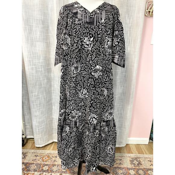 Vintage Mako Hawaii Womens Hawaiian Muumuu Dress 7/8 Black White Floral Ruffle - Picture 1 of 15